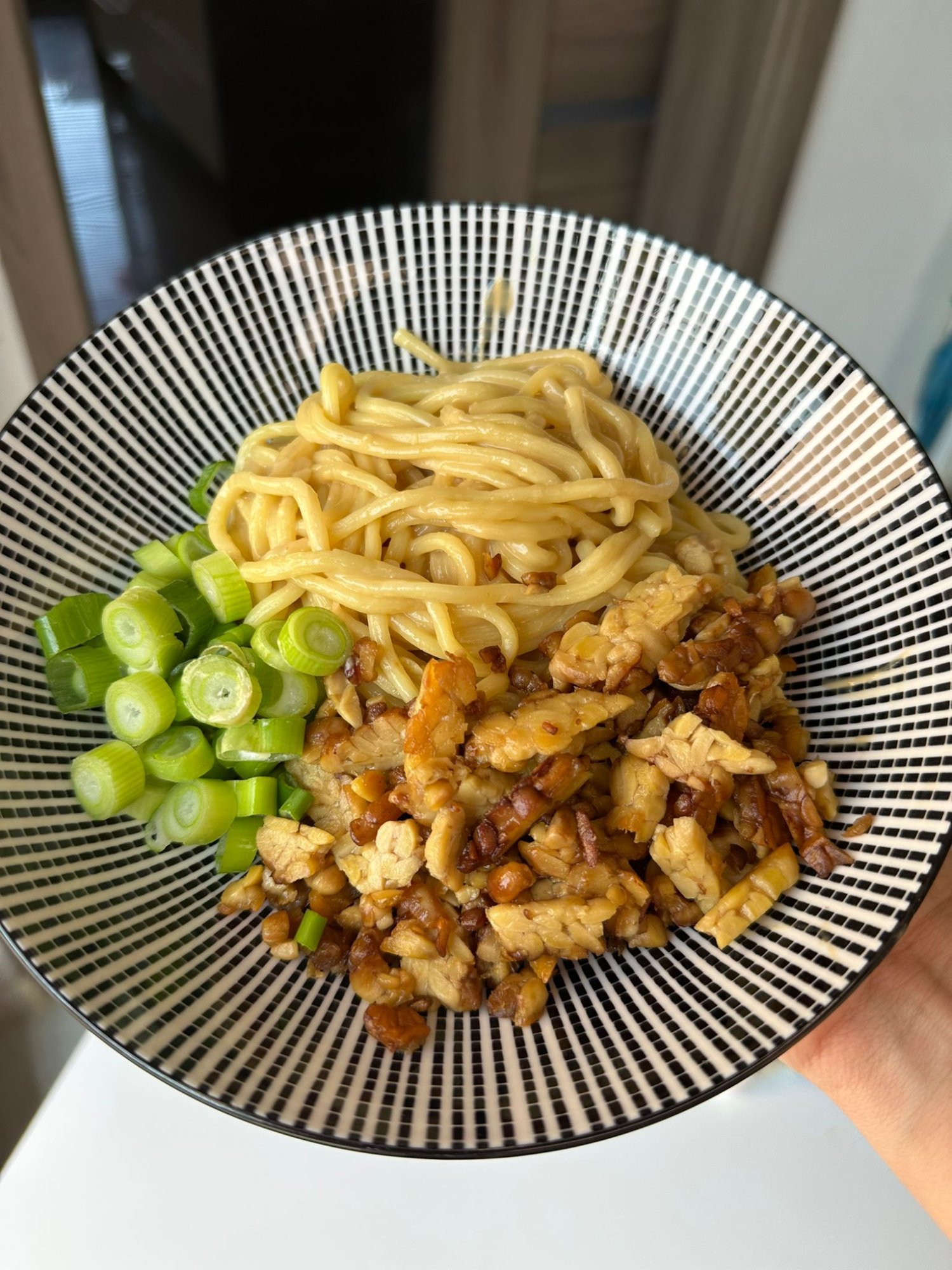 Arašídové nudle s uzeným tempehem