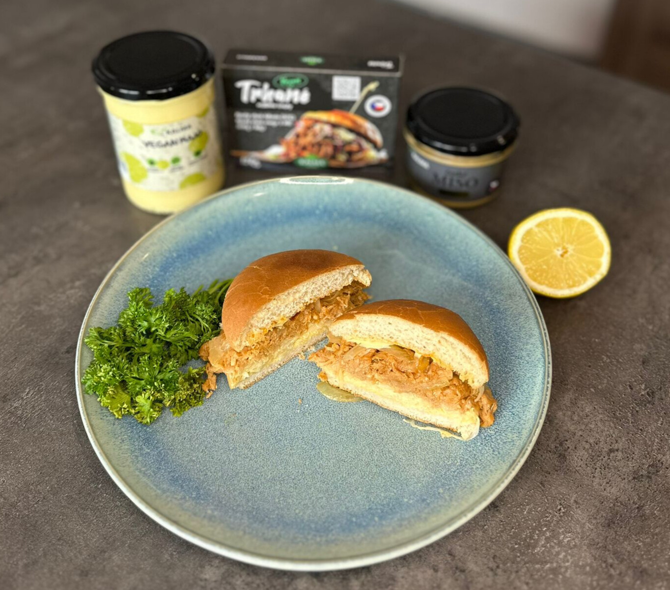 Rostlinný burger s trhaným a jemnou miso majonézou