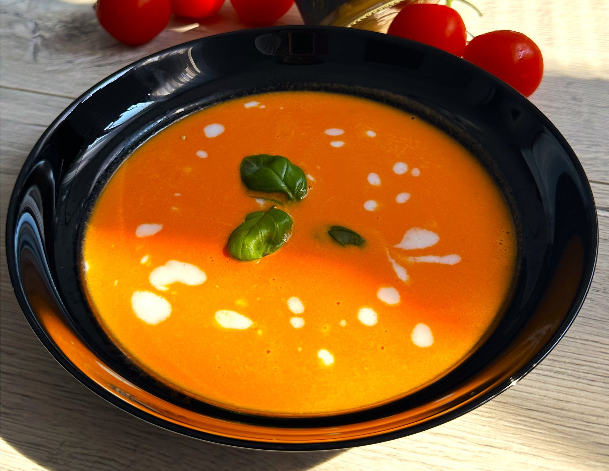 Rajčatovo-kokosová polévka se sójovým misem a chilli