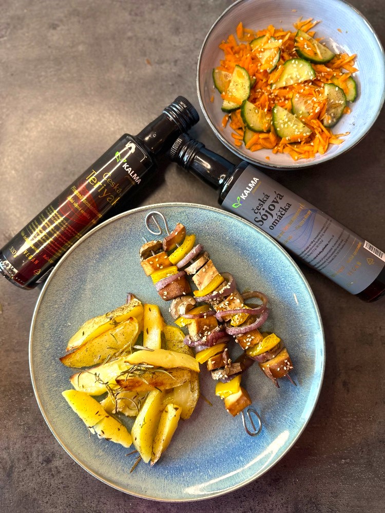 Teriyaki tofu špízy s mrkvovo-okurkovým sálatem a sójovou omáčkou