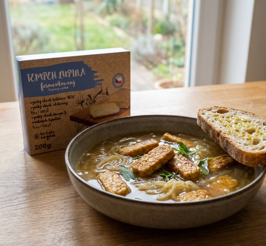 Nedělní cibulačka s tempehem, bylinkami a pečeným chlebem