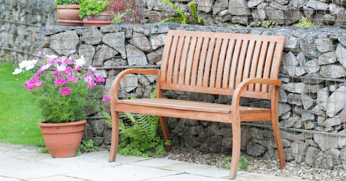 Záhradné lavičky s moderným dizajnom