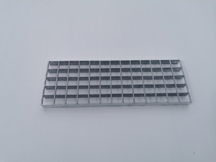 Protišmyková mriežka na exteriérové schody 50x17,5 cm kovová VYPR