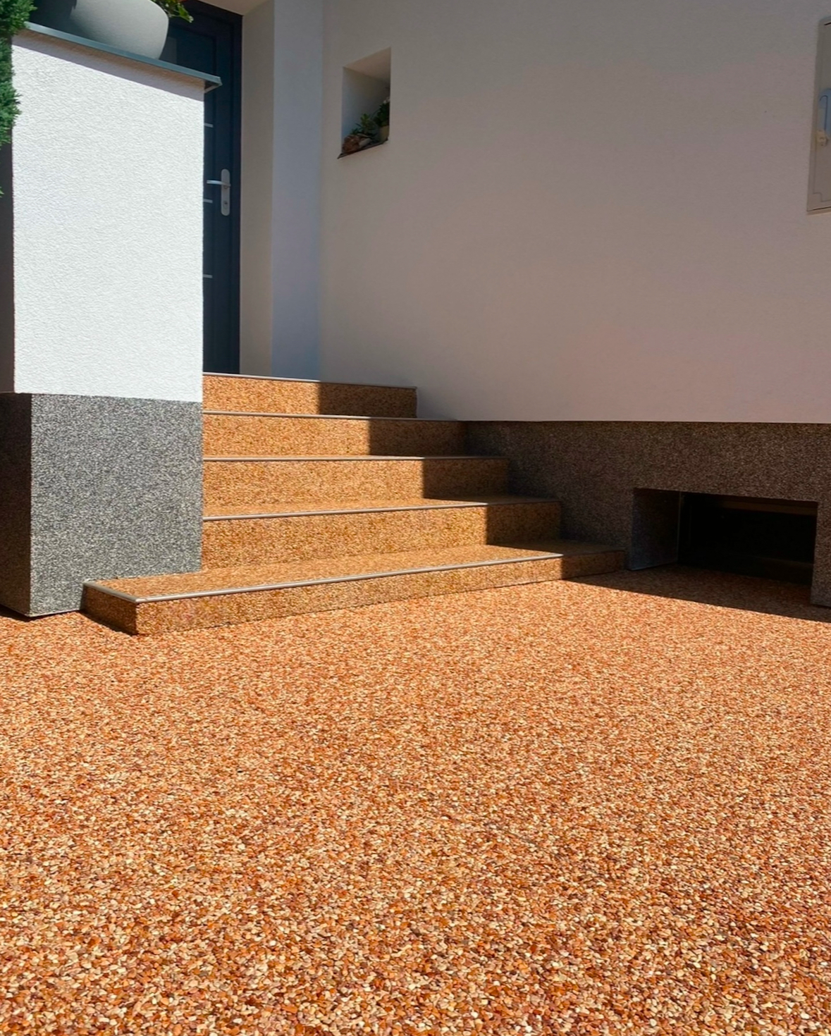 Pokládka kamenného koberce na svislé plochy