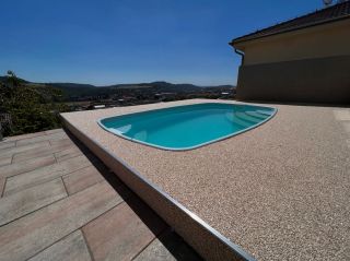 Léto se blíží! ☀️ Je čas začít s přípravami a dopřát si krásné okolí bazénu s kamenným kobercem Novastone.✨ Elegantní...