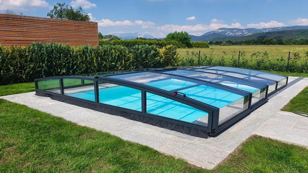 Zlaďte prekrytie bazénu s prírodným kameňom pre prirodzený a moderný vzhľad