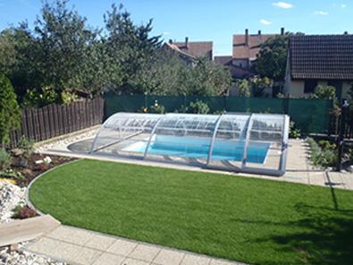 Zastrešenie bazéna v záhrade s prírodnou dlažbou