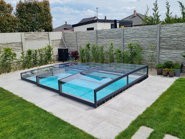 Bazén s prekrytím a dlažbou