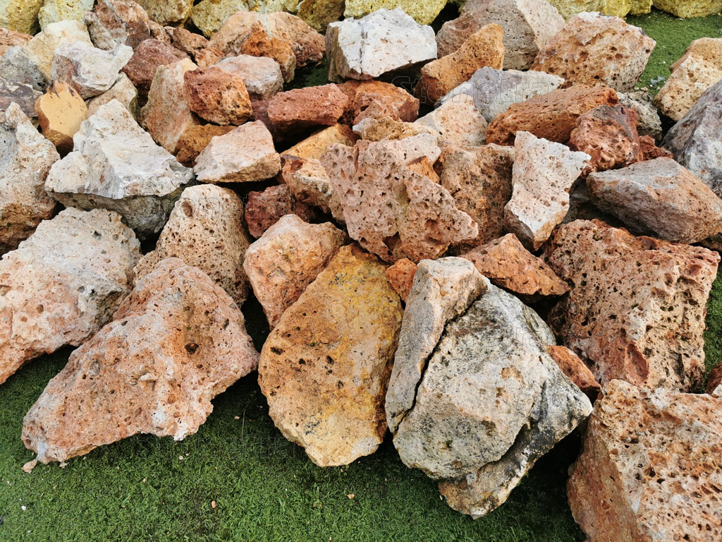 Tufa červená - kusový kameň pr. 10-40 cm