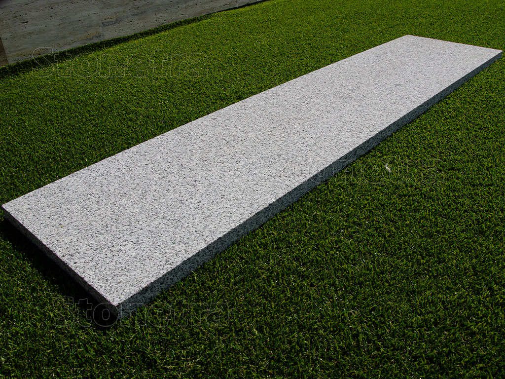 Šedý žulový schod rezaný na rozmer 150x35x3 cm s textúrou korenie a soľ