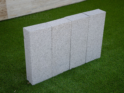 Šedá žulová palisáda rezaná na rozmer 50x20x10 cm s typicky šedou žulovou farbou a textúrou korenie a soľ