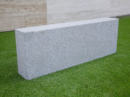 Masívny žulový obrubník rezaný na rozmer 100x35x15 cm s typickou žulovou textúrou korenie a soľ