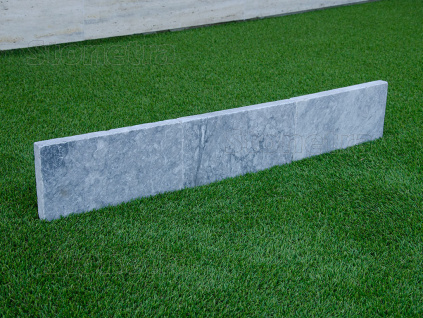 Obrubnik z  mramoru Lagune v rozmeroch 30x15x3 cm v sivej farbe s výraznejšou mramorovou textúrou s omielaným povrchom