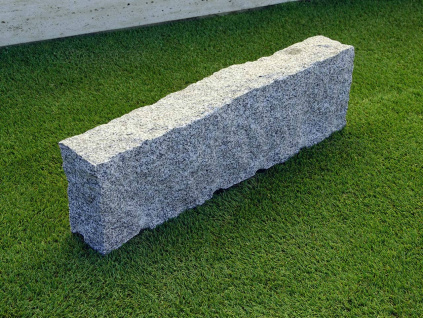 kamenný obrubník žula štiepaný