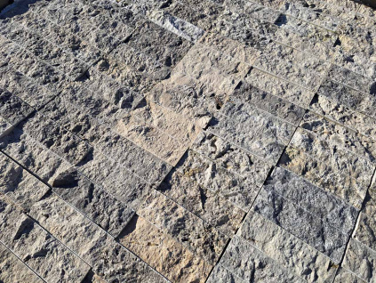 Travertínový obklad na fasádu domu alebo stien v exteriéri aj interiéri - Travertin silver rustic