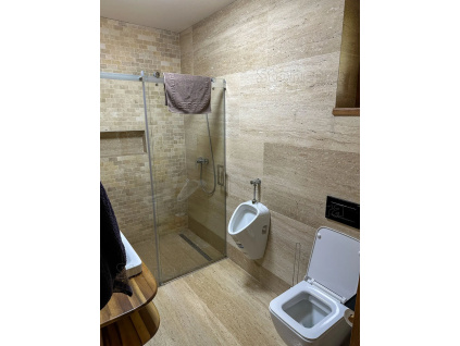 kamenná dlažba travertín light premium classic do kúpeľne