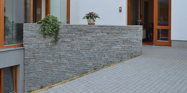 Výběr a realizace zídky a opěrné zdi z kamene