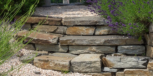 Jak vytvořit skalku s přírodním kamenem? Jak kámen vybrat a které rostliny jsou nejvhodnější?