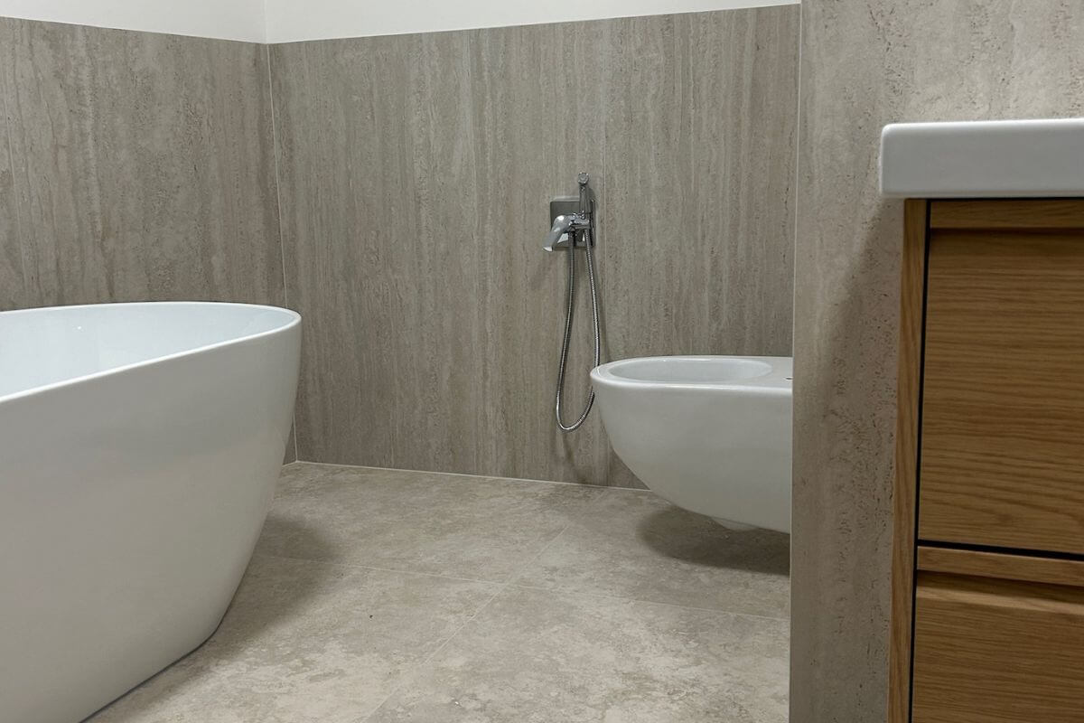 Velkoformátový obklad v koupelně – ukázka realizace