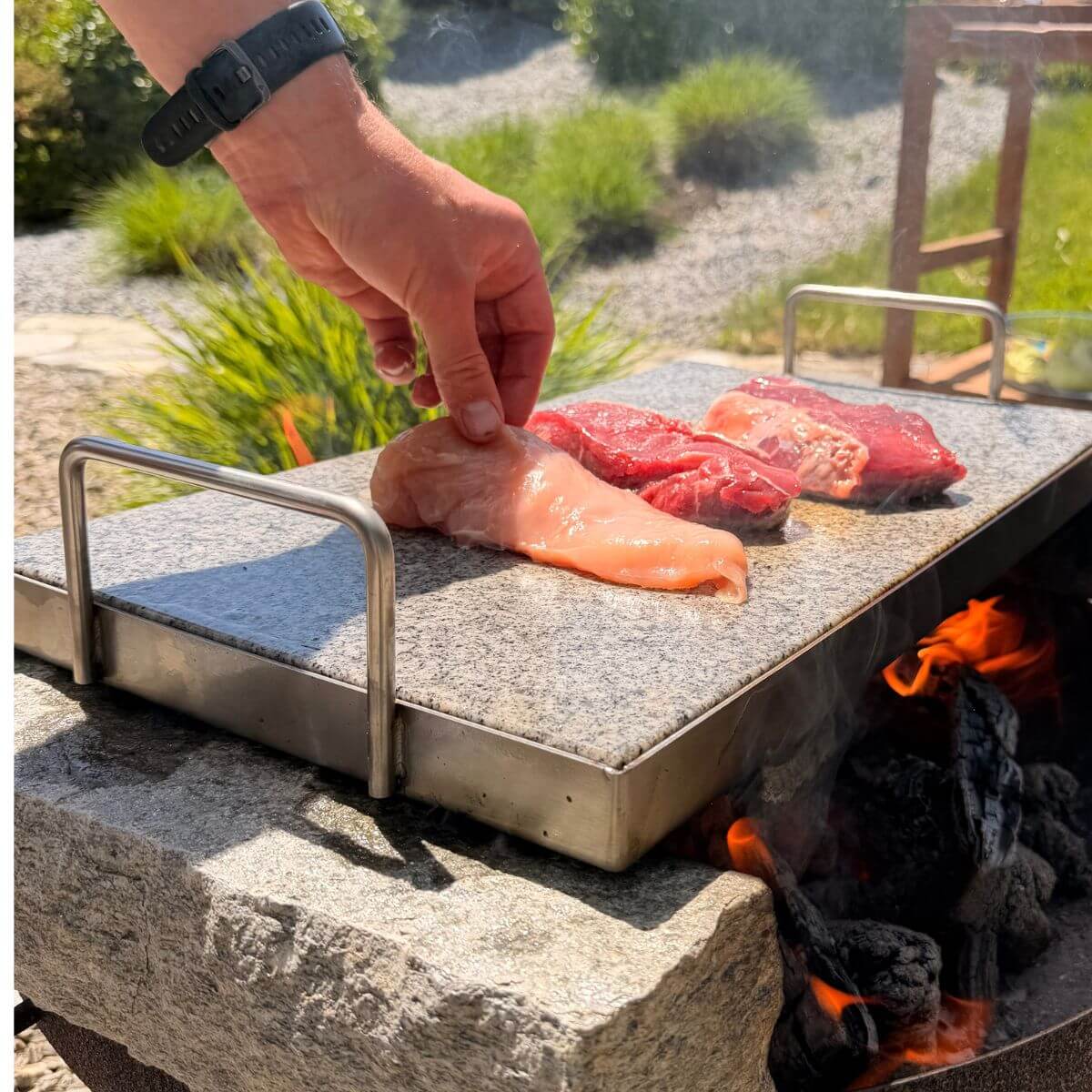 Pokládání surovin na rozpálený kámen