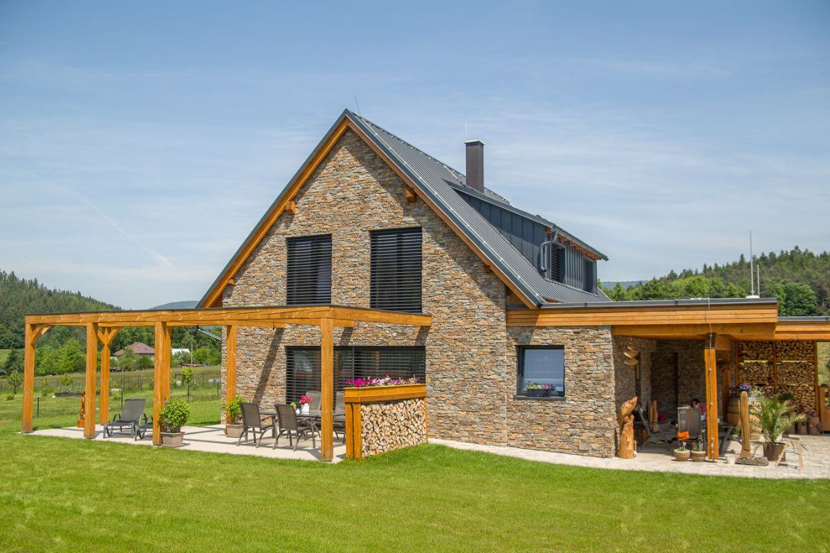 Rodinný dům s kamennou fasádou – ukázka realizace