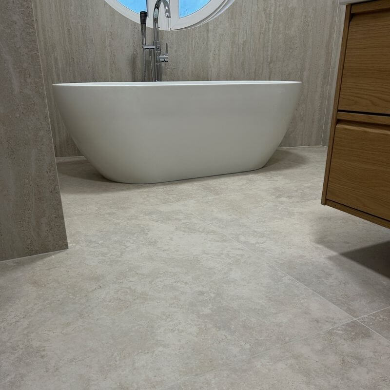 Koupelna s velkoformátovou dlažbou – ukázka realizace