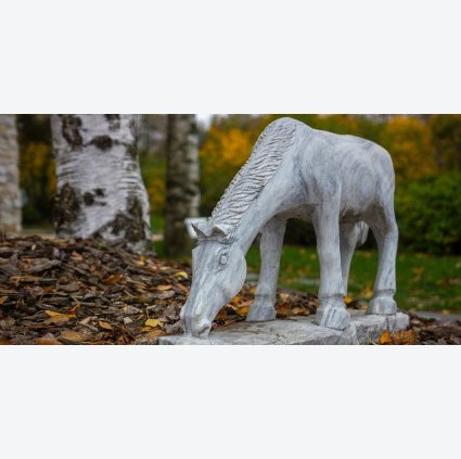 Kůň (bílošedý mramor)
