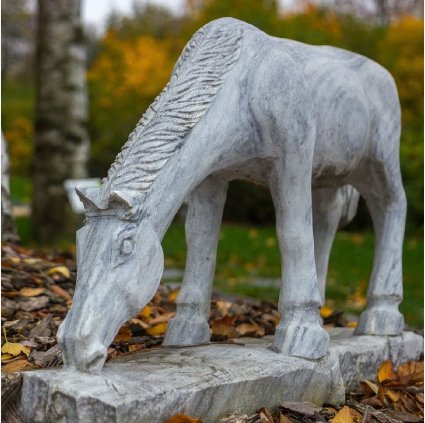 kamenná socha koně