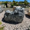 tmavá kamenná zahradní fontána