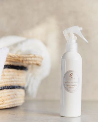 Osviežujúce 𝐬𝐩𝐫𝐞𝐣𝐞 𝐧𝐚 𝐭𝐞𝐱𝐭𝐢𝐥 sú výborný pomocník pri prevoňaní dlhšie nenosenej bielizne, rôznych textilných povrchov,...