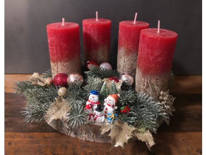 Adventní věnec na kmenu