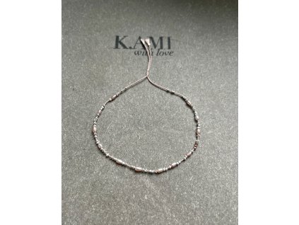 Náramek z hedvábné šňůrky s perličkami a stříbrnými fazetami Ag925