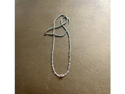 Řetízek s perličkami a zdobným korálkem Ag925