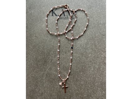 Řetízek z růženínu se zlaceným křížkem a safírem Ag925