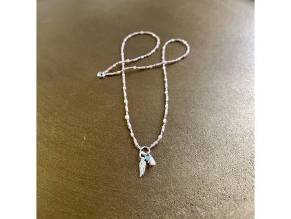 Boho řetízek z říčních perliček se stříbrným andělským křídlem Ag925