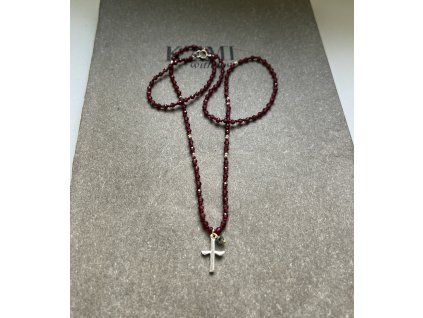 Řetízek z granátu se stříbrným křížkem a kamínkem Ag925