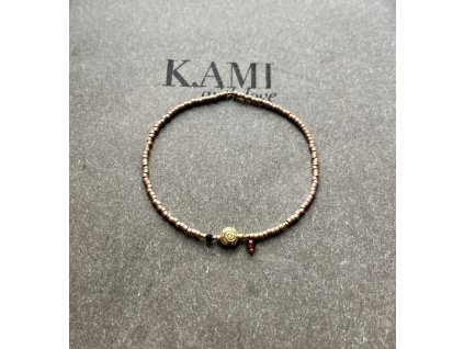 Náramek z japonských rokajlů se zlacenou ulitou a granátem Ag925