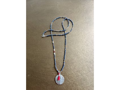 Řetízek z japonských rokajlů se stříbrným medailonem Ag925