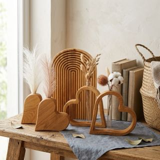 Elegantní dřevěné dekorace s jemným designem, které přinášejí teplo a přírodní harmonii do každého interiéru. Ideální jako...