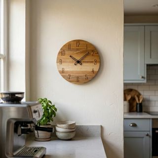 Stačí se podívat na čas… a doma je hned o něco útulněji ✨🕰️ Dřevěné hodiny, které dotvářejí atmosféru. Just a glance at...