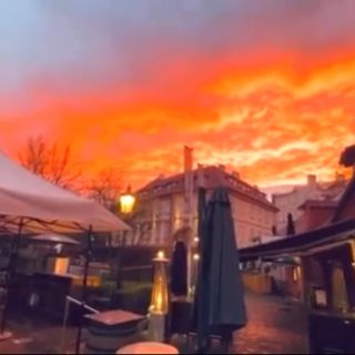 Zveme vás na západy slunce v Kampa Parku. 🥂🌅 Představte si letní podvečer, kdy se slunce pomalu sklání nad Vltavou a barví...