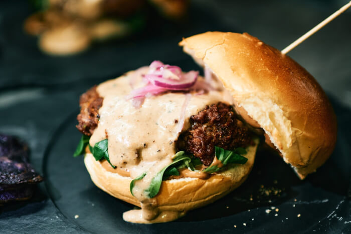 Burger s fermentovaným pepřem a kari