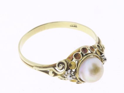 Zlaty prsten s perlou