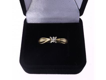 Zlatý prsten s diamantem.