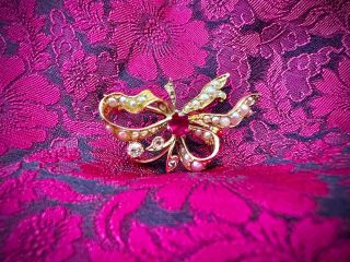 Zlatá brož z počátku 20. století s umělým rubínem, briliantem a perličkami - kousek historie a elegance.✨ #vintage...