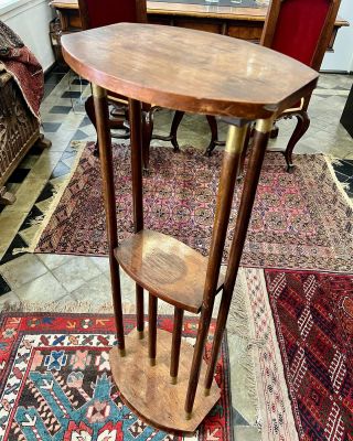 “Už jste slyšeli o našem nejnovějším přírůstku? Secesní stojan zhruba z roku 1915se k nám dostal ve velmi zachovalém...