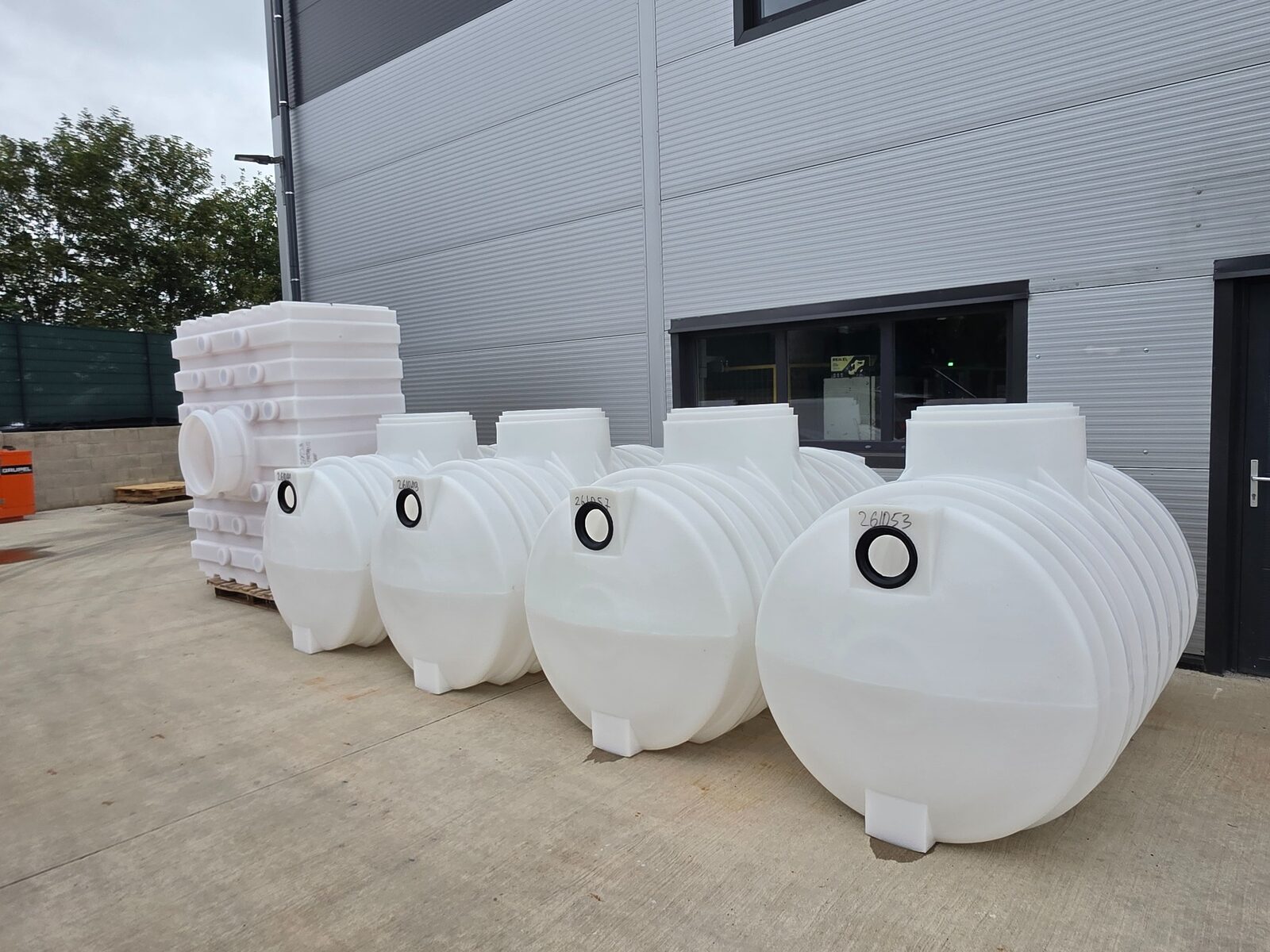 Hotové plastové nádrže Plastsvar připravené k expedici