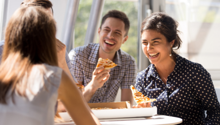 Chcete zlepšit interní komunikaci ve firmě? Začněte u jídelního stolu