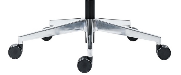 Pevný kříž s kolečky se postará o pohyb a stabilitu židle