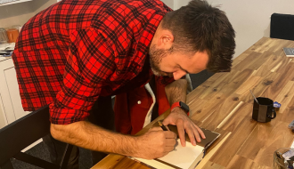 "Psaní je můj způsob jak neztratit světlo" - rozhovor s Jiřím Klečkou